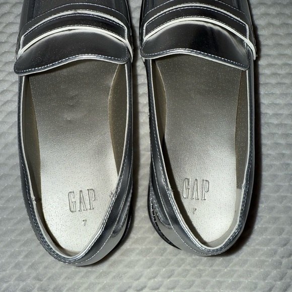 Gap Silver Metallic Loafers NWOT size 7 - Picture 5 of 6